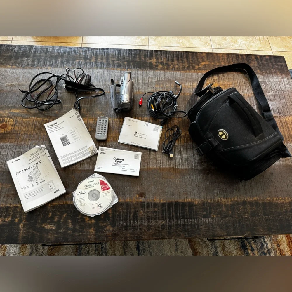 Cannon ZR200 Camcorder with Software and Accessories and Bag